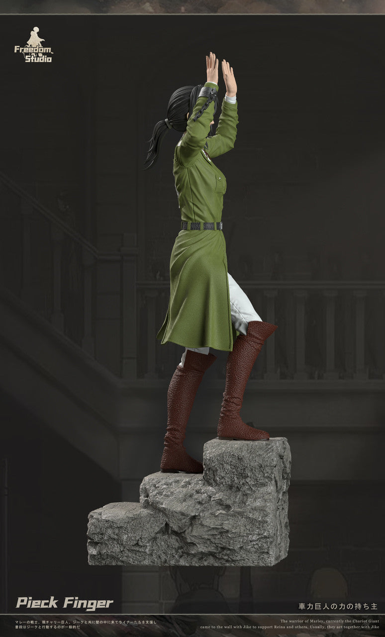 Pieck Finger Statue