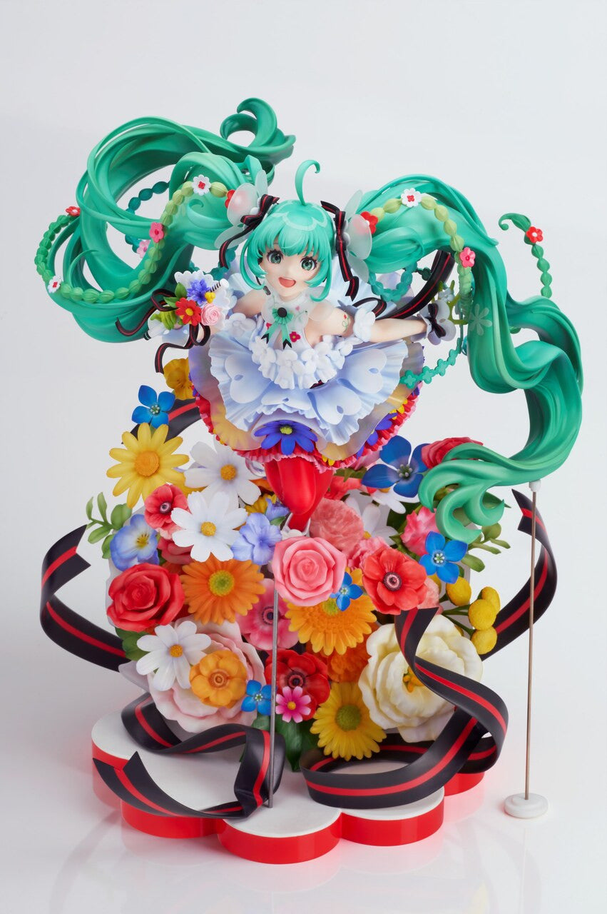 Hatsune Miku statue