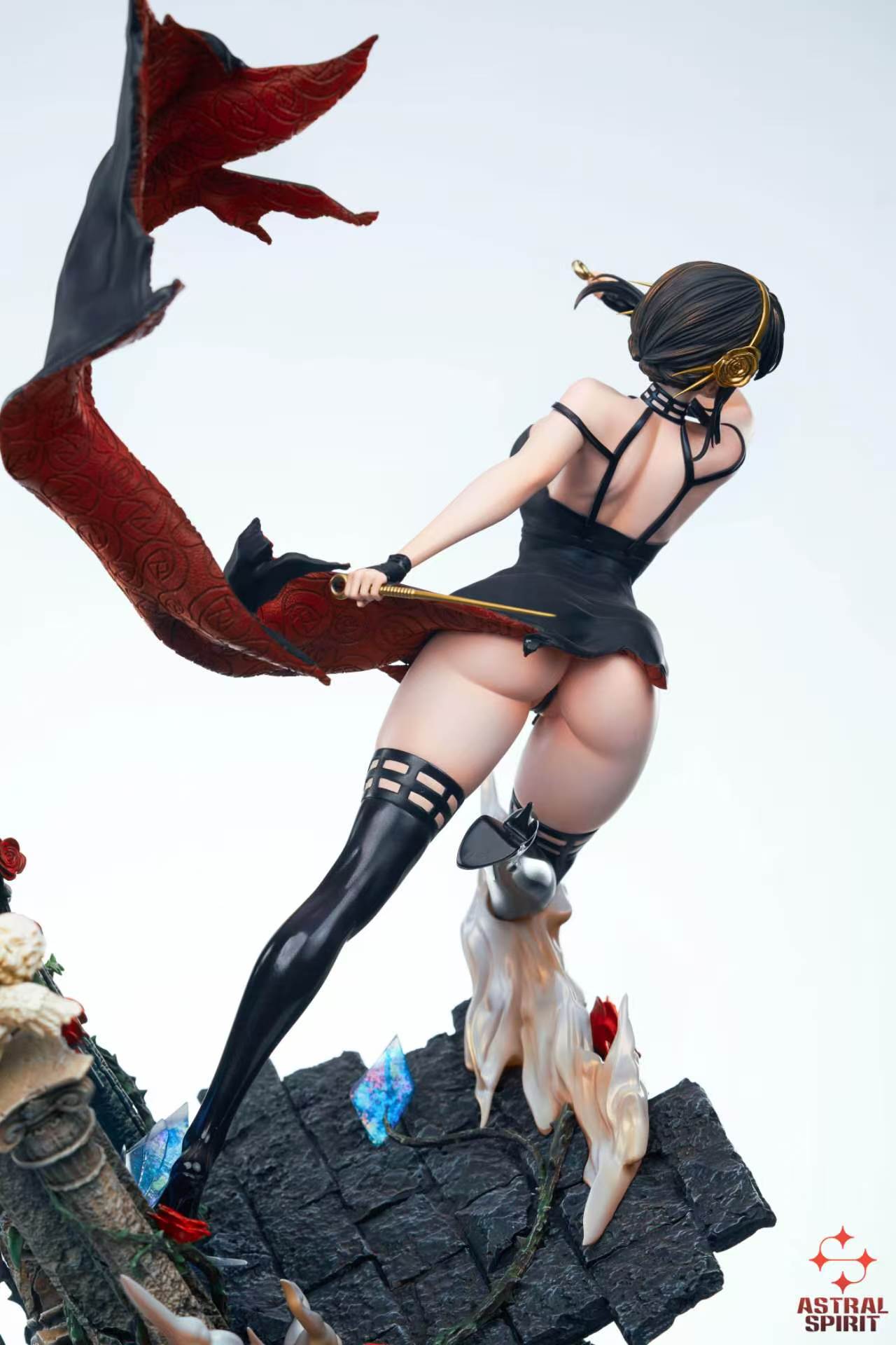 Yor Forger anime statue