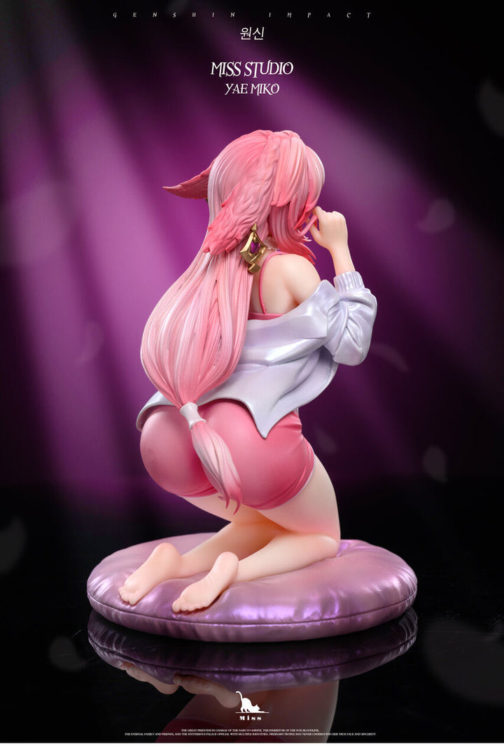 Genshin Impact Yae Miko statue back