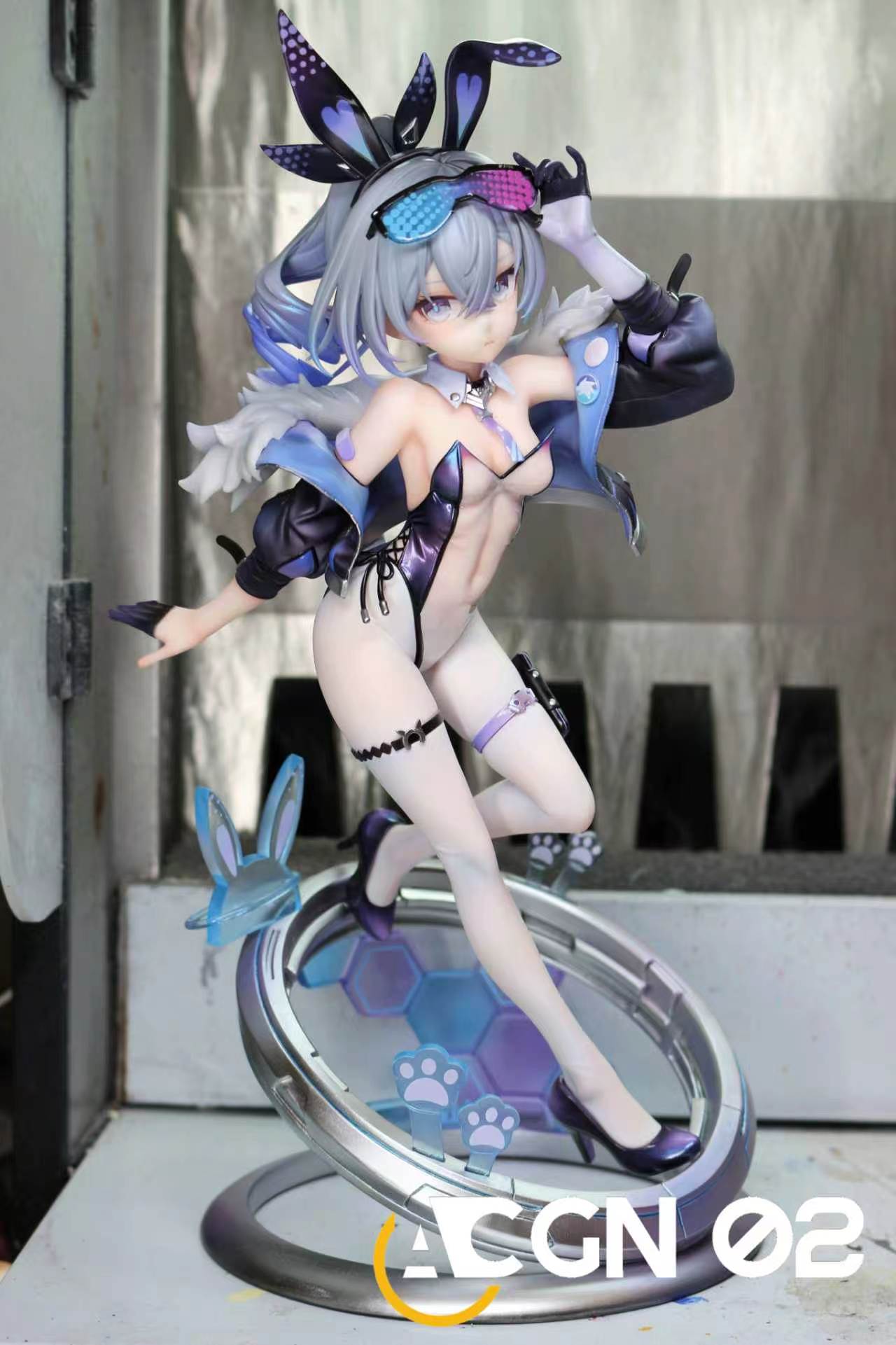 Silver Wolf statue