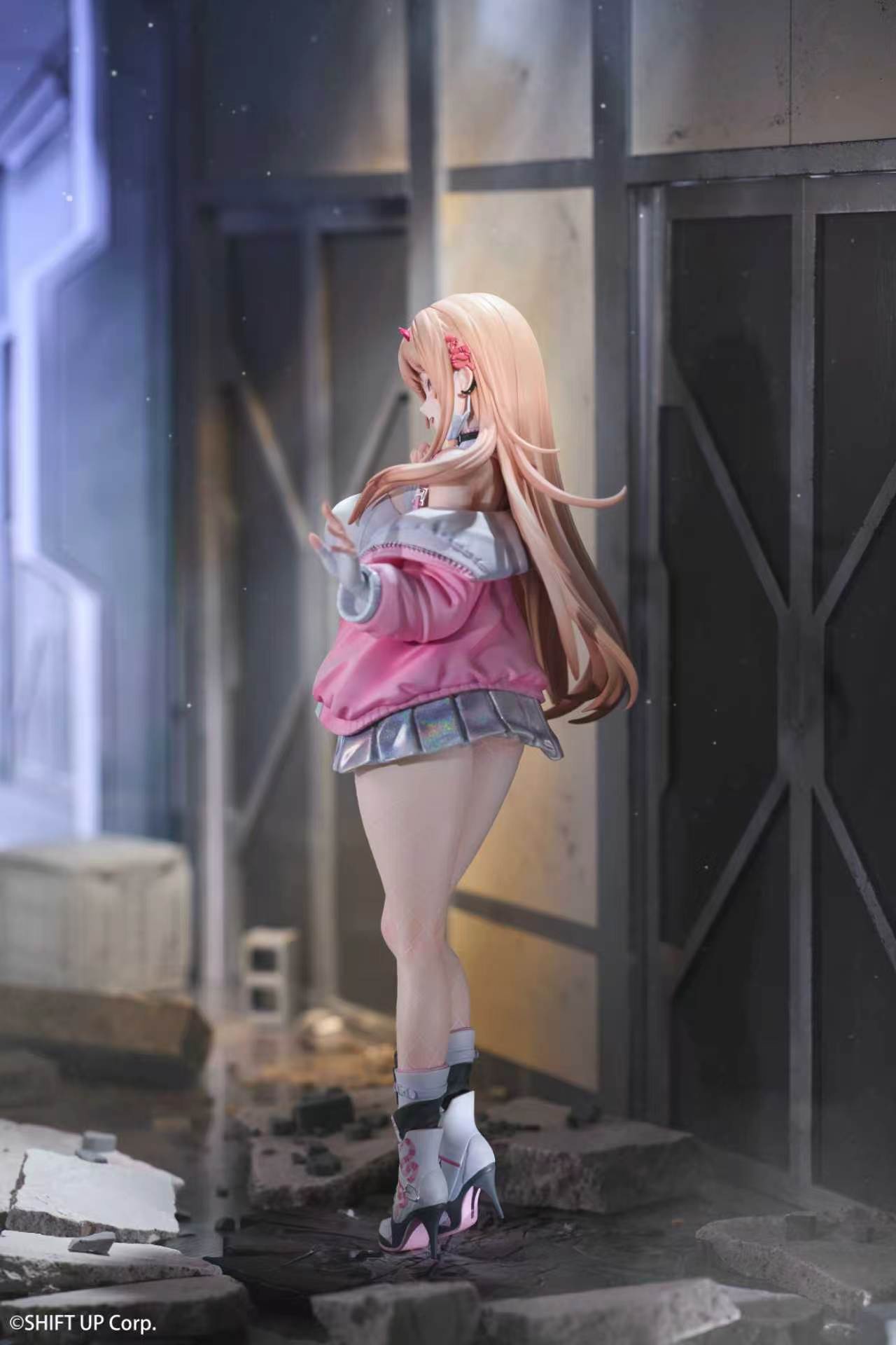 NIKKE Viper statue