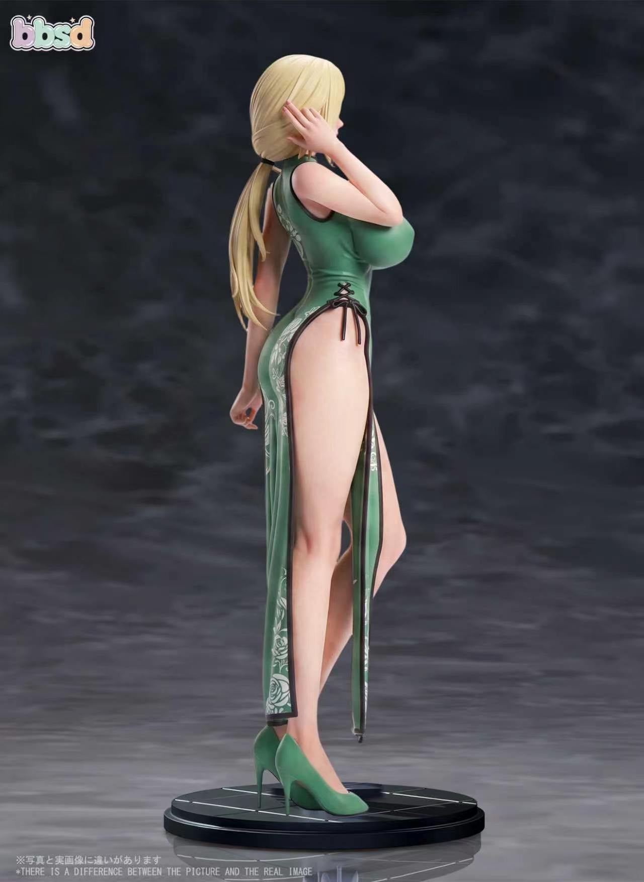 Tsunade anime statue