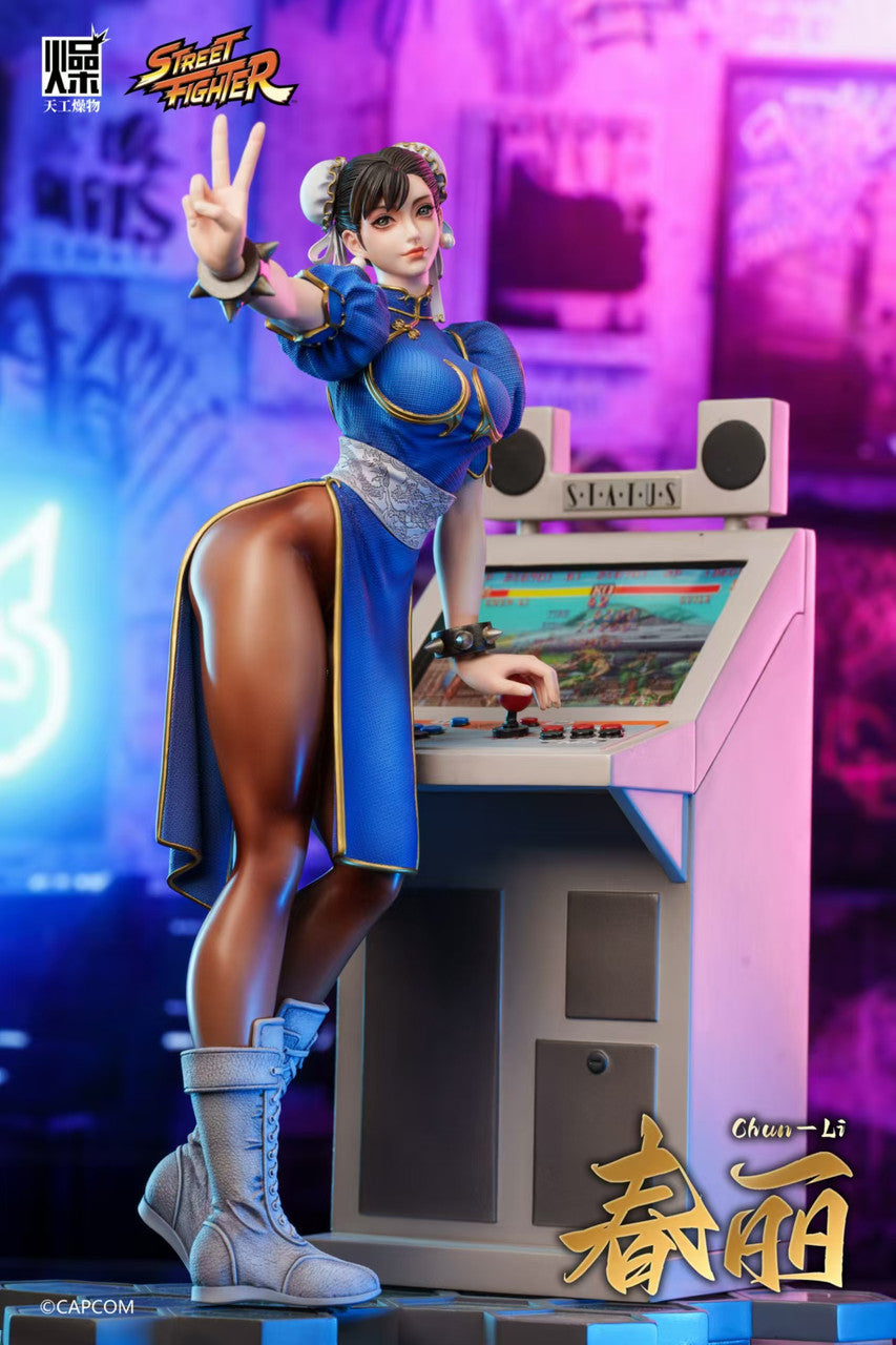 Street Fighter ChunLi statue