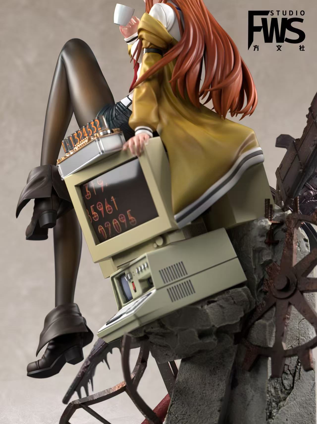 Kurisu Makise sexy statue